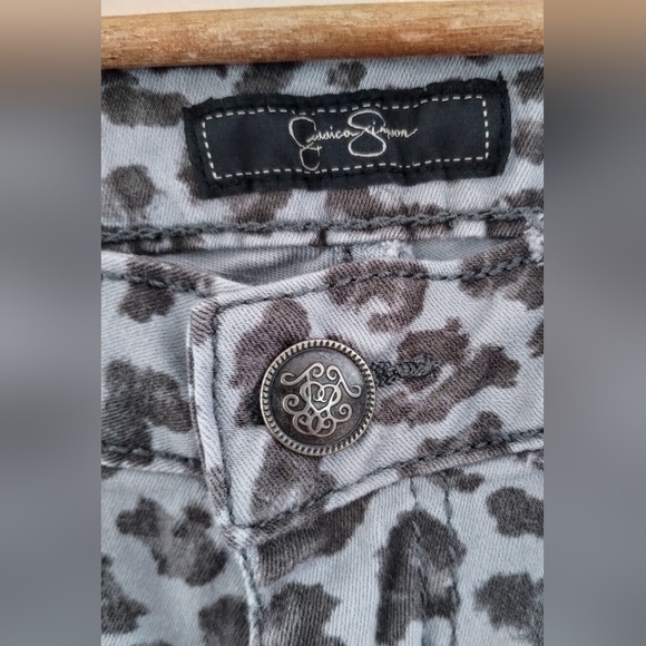 Jessica Simpson kiss me jegging, snow leopard pattern, size 27, 7.5" rise - Picture 4 of 7